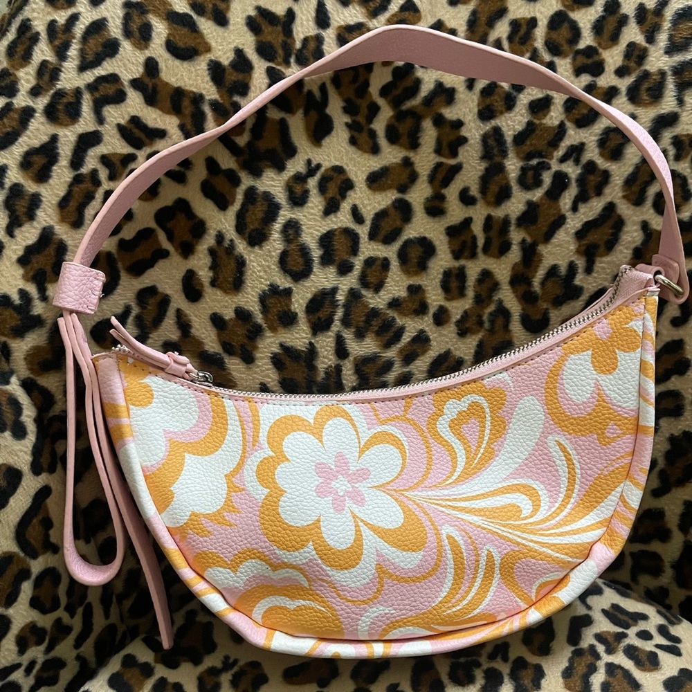 Cute, trendy,shoulder bag,orange and white new never used in excellent condition